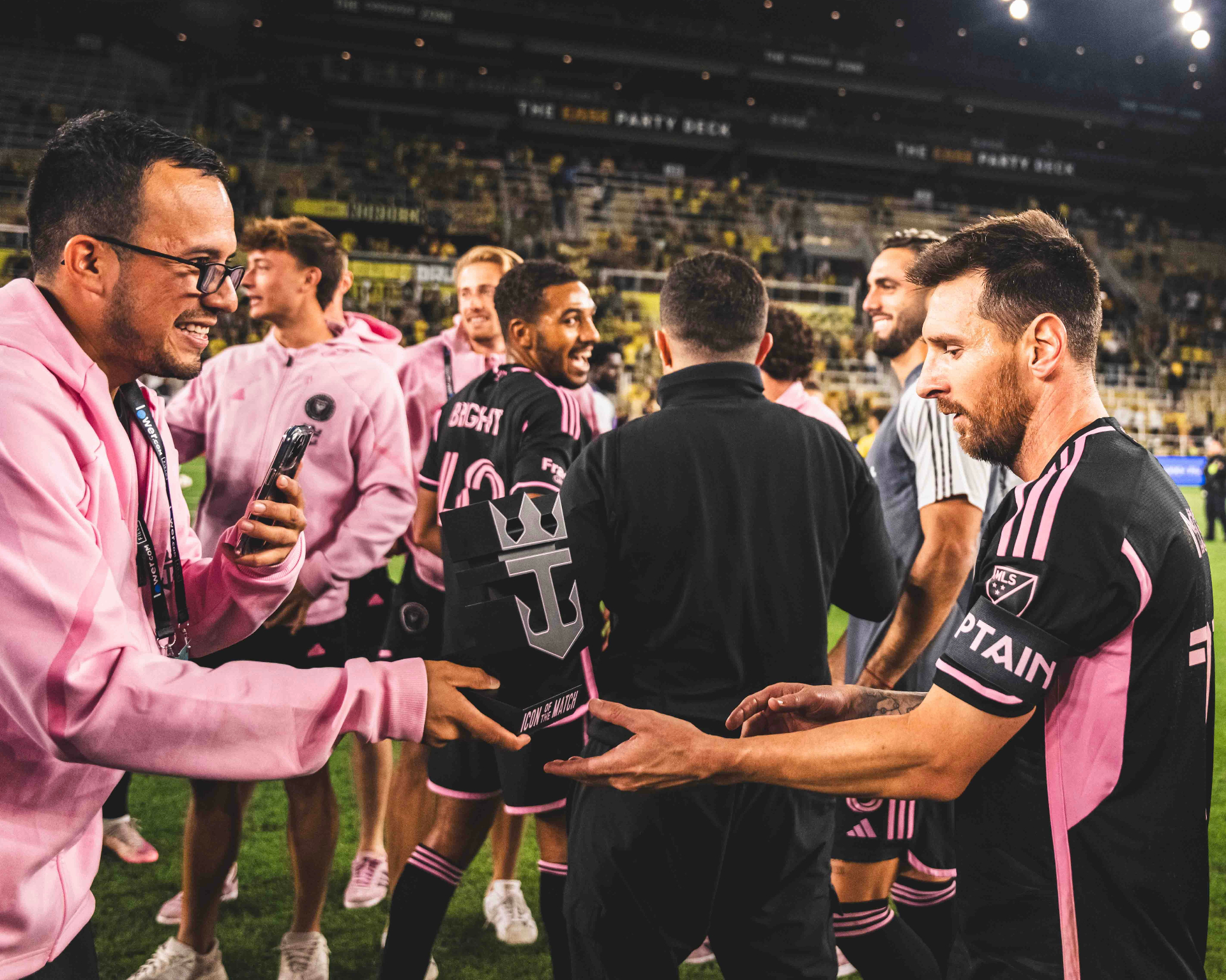 Juan Buitron presenting Lionel Messi with the Icon of the Match trophy.